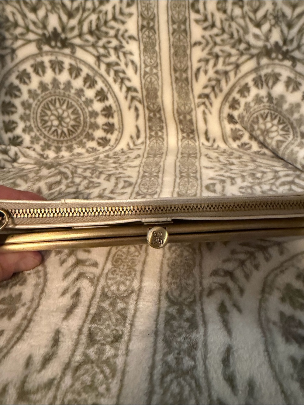 Hobo International Pearl Ivory Leather Frame Clutch/Wallet - Picture 3 of 8